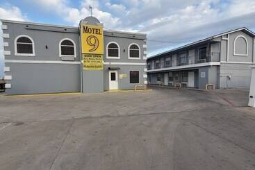 Motel 9