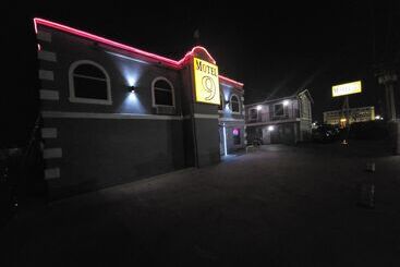Motel 9