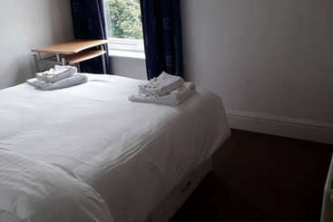 اقامتگاه Grand 4 Bed Quasi Semi House In Manchester