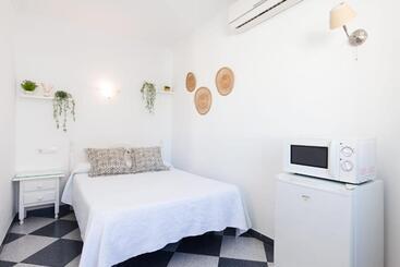 هتل Hostal Restaurante La Giralda