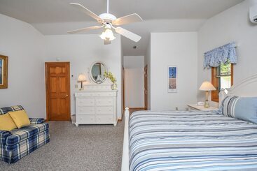 کلبه Lake Reflections