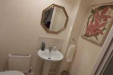 اقامتگاه Lovely 3 Bed House In Luton
