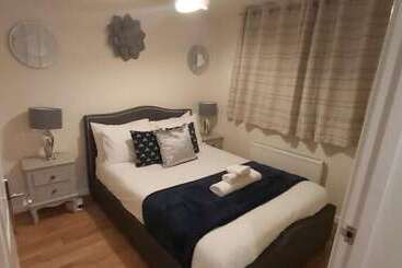 اقامتگاه Lovely 3 Bed House In Luton