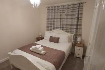 اقامتگاه Lovely 3 Bed House In Luton