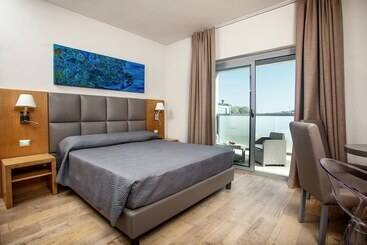 پانسیون Capotesta Luxury Rooms