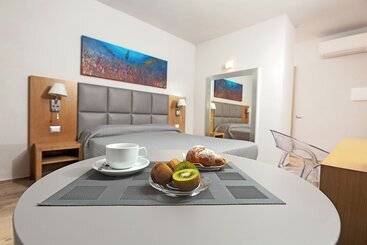 پانسیون Capotesta Luxury Rooms