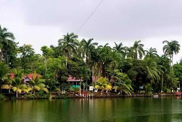 تختخواب و صبحانه River Bend Resort Belize