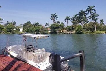 تختخواب و صبحانه River Bend Resort Belize