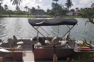 تختخواب و صبحانه River Bend Resort Belize
