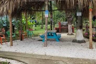 تختخواب و صبحانه River Bend Resort Belize