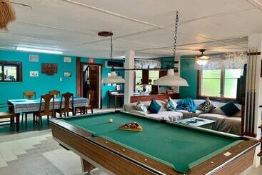 تختخواب و صبحانه River Bend Resort Belize