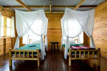 هتل Budongo Eco Lodge