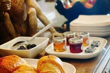 پانسیون Chapter 1 Hotels