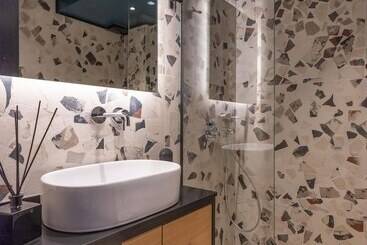 هتل 3 Pines Design Living