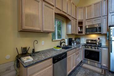 02gs   Wifi   D/w   W/d   Sleeps 8