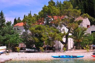 تختخواب و صبحانه Vrnik Arts Club