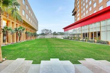 هتل Radisson Red Chandigarh Mohali
