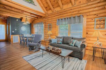 Private Hot Tub Table Arcade And High Speed Internet 2 Minutes From The Parkway