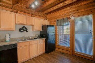 Private Hot Tub Table Arcade And High Speed Internet 2 Minutes From The Parkway