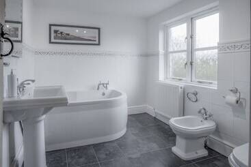 Angle Adventures   4 Bed Cottage   Angle