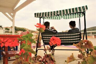تختخواب و صبحانه Lavender Otel