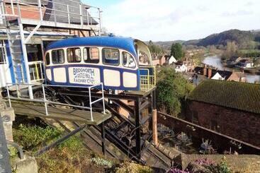 Bramble Cottage With Free Parking