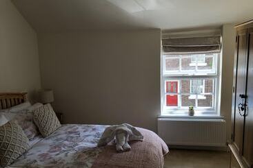 Bramble Cottage With Free Parking