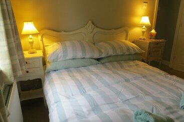 Evelyn Cottage, Charming Cottage Tucked Away