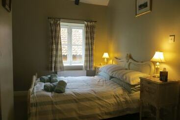 Evelyn Cottage, Charming Cottage Tucked Away