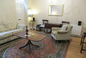 Evelyn Cottage, Charming Cottage Tucked Away