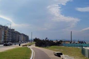 هتل Family Friendly 2 Bed Caravan In Rhyl, North Wales