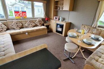 هتل Family Friendly 2 Bed Caravan In Rhyl, North Wales