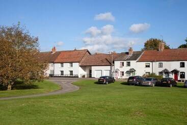 Luxury 1 Bed Cottage With Hot Tub And Log Burner