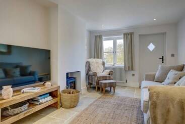 Luxury 1 Bed Cottage With Hot Tub And Log Burner