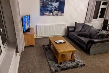 Modern, Spacious Walking Distance To Castle & Town