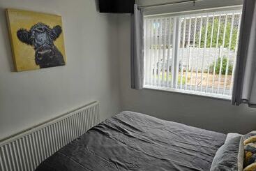 Modern, Spacious Walking Distance To Castle & Town