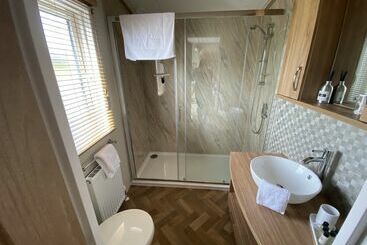 Rivendale 8 & Hot Tub 2 Bed