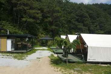 پانسیون Andong Lux Glamping And Farm