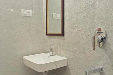 پانسیون Green Park Grand Inn