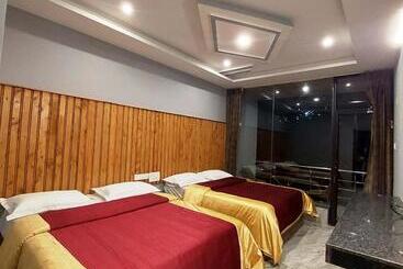 پانسیون Green Park Grand Inn