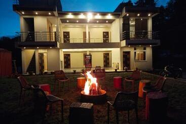 پانسیون Green Park Grand Inn