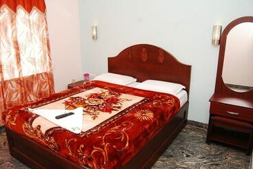 پانسیون Green Park Grand Inn
