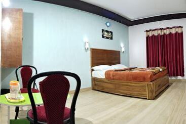 پانسیون Green Park Grand Inn