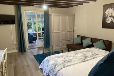 Pinewood Cottage Deluxe Self Catering Apartments