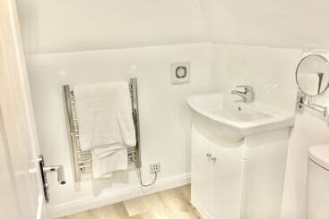 Pinewood Cottage Deluxe Self Catering Apartments