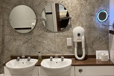 Pinewood Cottage Deluxe Self Catering Apartments