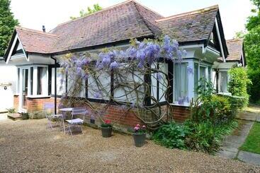 Pinewood Cottage Deluxe Self Catering Apartments