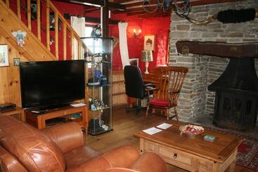 Barn Cottage   Farm Park Stay With Hot Tub, Bbq & Fire Pit