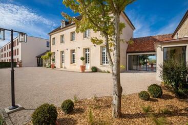 هتل Ibis Styles Dijon Sud Domaine De Beauregard 21600 Longvic