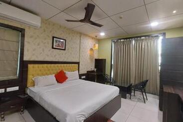 هتل Goroomgo Royal Crown Puri